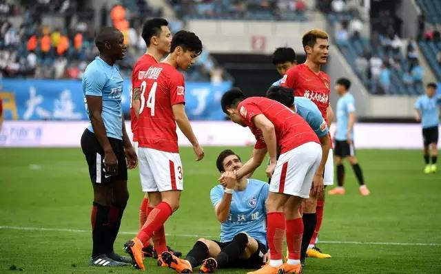 包含大连一方惨遭横扫，保级形势依旧严峻的词条